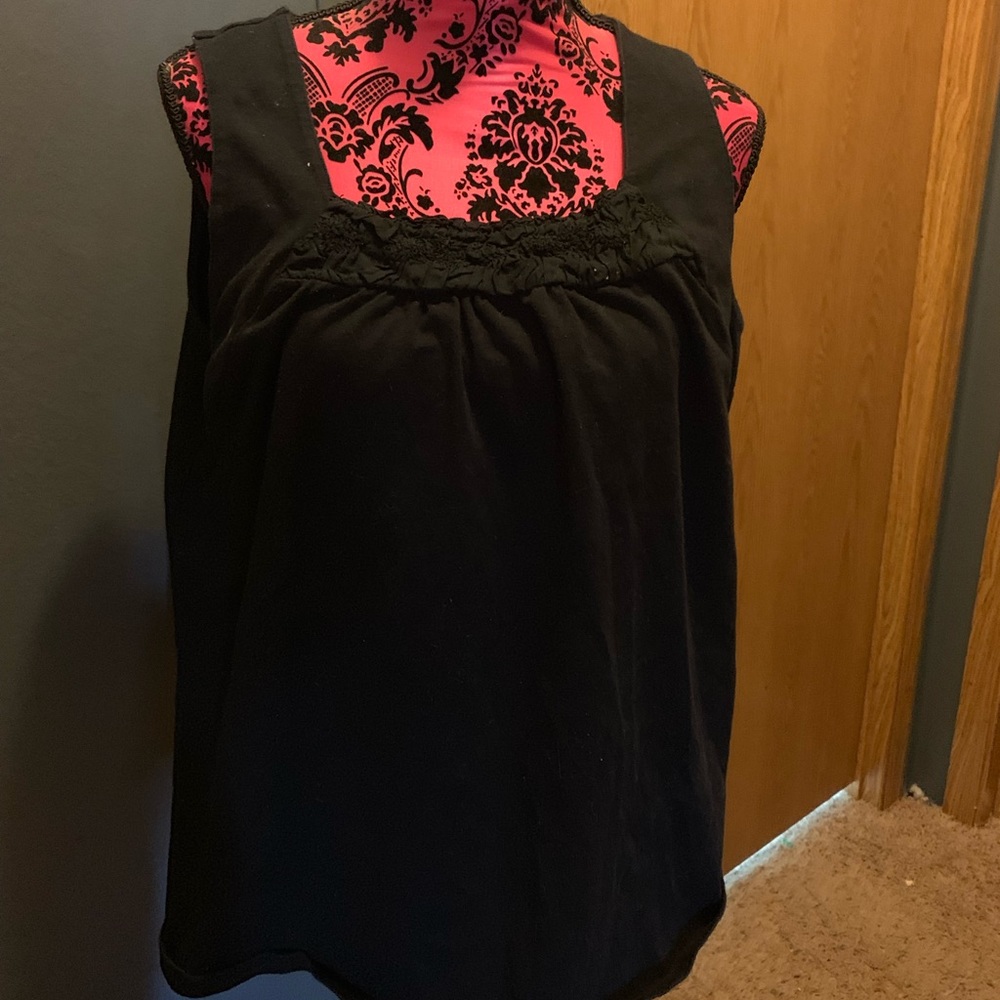Liz&me black tank. 0x 14/16. Cute front neckline.